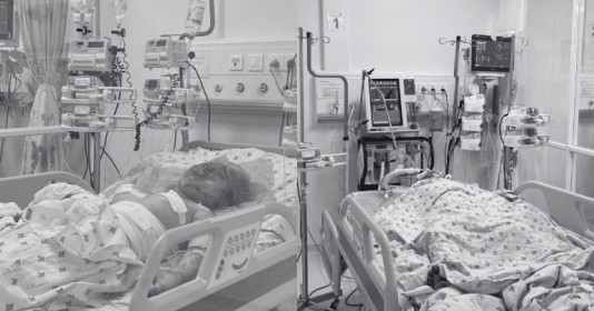 Hai em nhỏ nguy kịch sau vụ phóng hỏa do chính cha ruột gây ra