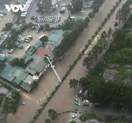 Mưa trắng trời Hà Nội, "phố cũng như sông"