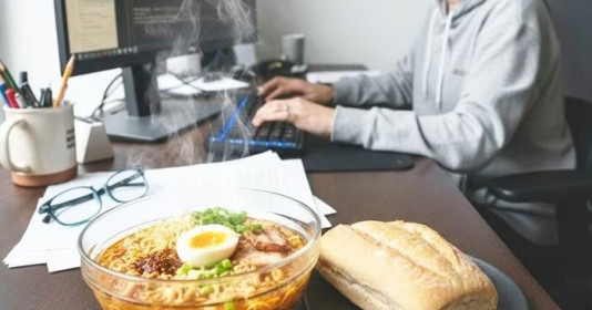 Lối sống vội trong cả bữa ăn, giấc ngủ đang bào mòn sức khỏe người trẻ
