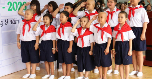 Tiếng trống trường giữa hành lang bệnh viện