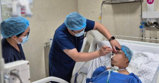 Thứ trưởng Bộ Y tế hỗ trợ cứu người đàn ông nguy kịch trên cầu Nhật Tân