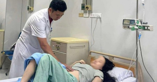 Thức khuya xem điện thoại: Nguy cơ loét và chảy máu dạ dày ở người trẻ