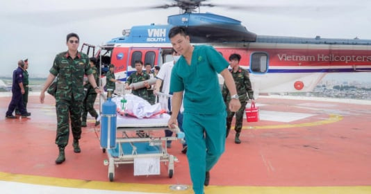Trực thăng vượt mưa bão đưa công nhân Trường Sa về TP Hồ Chí Minh cấp cứu