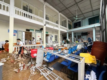 Sơn La: Nước lũ bất ngờ tràn vào bệnh viện, y bác sĩ khẩn cấp sơ tán bệnh nhân