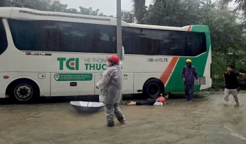 Hà Nội: Nghi rò điện tại nút giao Tú Mỡ – Phạm Hùng, người dân tê người khi qua khu vực ngập nước