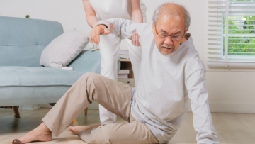 Phòng ngừa té ngã: Mối nguy hiểm hàng đầu đe dọa người cao tuổi