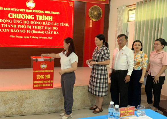 Khánh Hòa: Phường Nha Trang ủng hộ khắc phục bão số 10 (Bualoi)