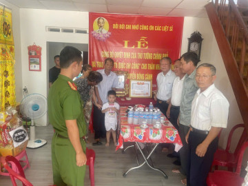 Đắk Lắk: Thăm, tặng sổ tiết kiệm cho thân nhân liệt sĩ Nguyễn Đông Cánh