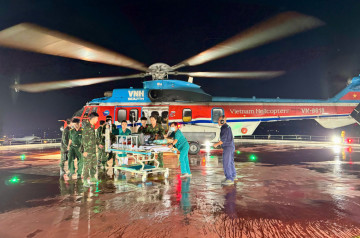 “Chuyến bay xé gió” tăng tốc trong đêm đưa bệnh nhân bị nhồi máu cơ tim cấp từ đảo Thuyền Chài về đất liền điều trị
