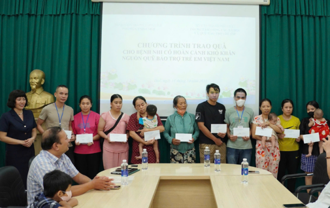 Trao quà cho bệnh nhi bị ung thư và các bệnh hiểm nghèo tại Bệnh viện Trung ương Huế