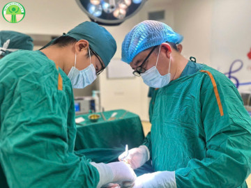 Bé trai 13 tuổi không may va chạm vào lan can khi đang chơi đua xe tại khu du lịch dẫn đến vỡ tinh hoàn