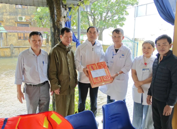 Giám đốc Sở Y tế TP. Huế kiểm tra tình hình ngập lụt, đảm bảo công tác khám chữa bệnh tại các cơ sở y tế trong mưa bão số 12