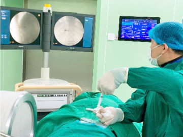 Nhờ bơm xi măng sinh học, cụ bà 98 tuổi bị xẹp đốt sống đã phục hồi vận động trở lại