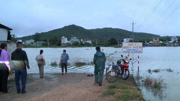 Gia Lai: Lãnh đạo xã Tuy Phước trực tiếp chỉ đạo công tác ứng phó ngập lụt tại các điểm nóng trên địa bàn