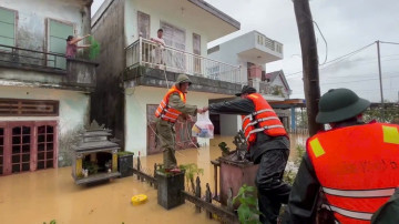 Những suất cơm nghĩa tình 'sưởi ấm' người dân vùng lũ