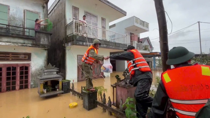 Những suất cơm nghĩa tình 'sưởi ấm' người dân vùng lũ