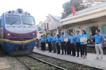 Hỗ trợ vé máy bay, vé tàu cho người lao động khó khăn về quê đón Tết