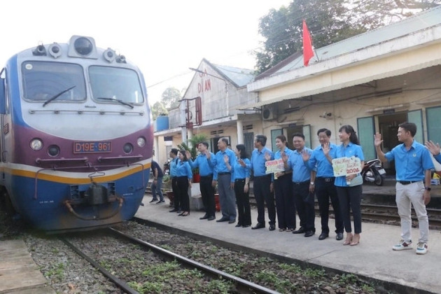 Hỗ trợ vé máy bay, vé tàu cho người lao động khó khăn về quê đón Tết