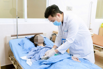 Phẫu thuật thành công đóng hai đầu hồi manh tràng ra da cho người phụ nữ 61 tuổi