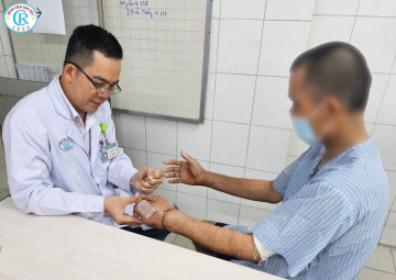 Nhờ sự phối hợp của 3 ê-kíp phẫu thuật, đôi bàn tay của người đàn ông được nối lại thành công