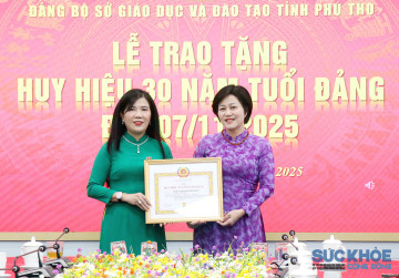 Trao tặng Huy hiệu 30 năm tuổi Đảng cho các đảng viên Đảng bộ Sở Giáo dục và Đào tạo