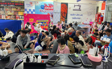 Siêu thị Co.opmart Quy Nhơn bố trí nơi sạc pin miễn phí cho người dân sau bão số 13