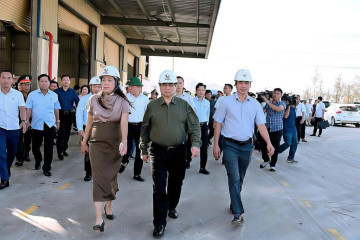 Thủ tướng Phạm Minh Chính chia sẻ khó khăn với các hộ dân và doanh nghiệp bị thiệt hại do bão số 13 tại Gia Lai