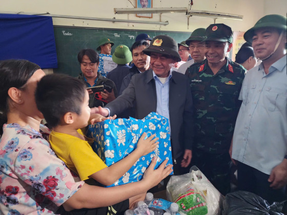 Thường Trực Ban Bí thư Trần Cẩm Tú chỉ đạo khắc phục hậu quả mưa lũ tại tỉnh Khánh Hòa