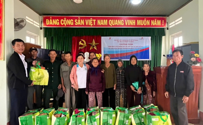 Co.opmart Quy Nhơn và Co.opmart An Nhơn tặng 100 suất quà cho bà con vùng lũ tại Gia Lai