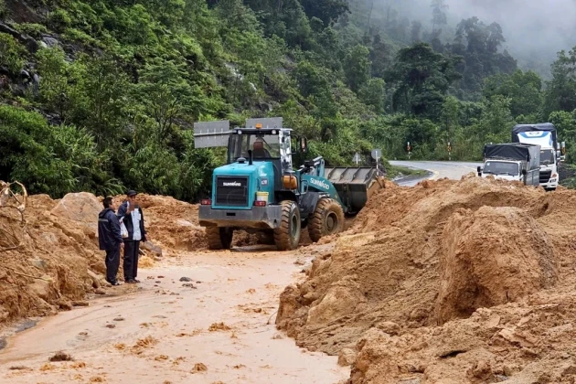 Khánh Hòa công bố tình huống khẩn cấp, ưu tiên khôi phục các tuyến giao thông bị hư hại sau lũ