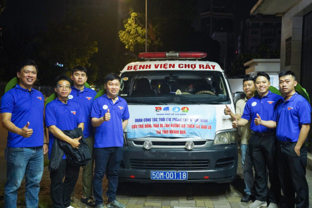 Bệnh viện Chợ Rẫy cử đội ngũ y bác sĩ đến chăm sóc sức khỏe người dân vùng bão lũ miền Trung
