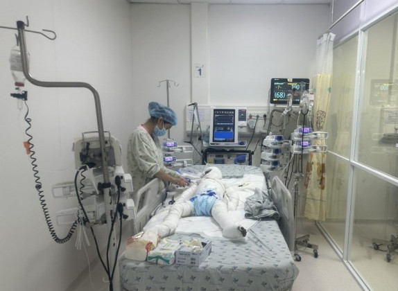 Hành trình thoát khỏi cửa tử của bé trai bị phỏng nặng thương tích đến 80%