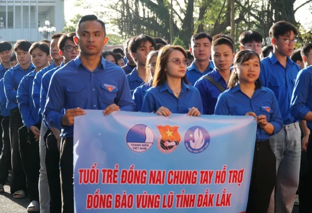 Gần 300 cán bộ, bác sĩ, tình nguyện viên tỉnh Đồng Nai lên đường hỗ trợ tỉnh Đắk Lắk