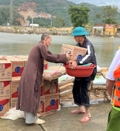 300 suất quà đến với bà con vùng lũ tỉnh Đắk Lắk