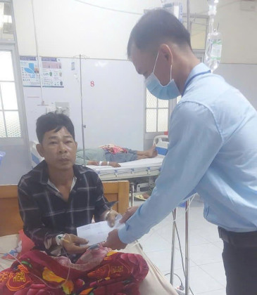 Cà Mau: Trung tâm Y tế Hồng Dân kịp thời hỗ trợ bệnh nhân có hoàn cảnh khó khăn chuyển tuyến điều trị