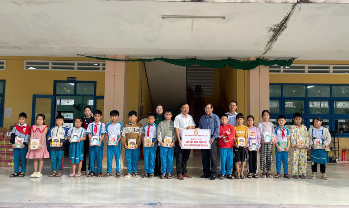 Hội Khuyến học tỉnh Gia Lai hỗ trợ 10.000 cuốn vở cho học sinh vùng lũ
