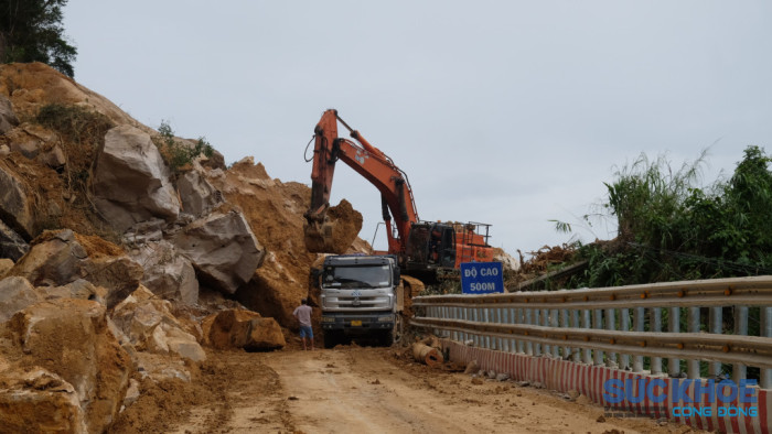 Nhiều công nhân ăn ngủ tại chỗ để đảm bảo thông tuyến đèo Khánh Lê