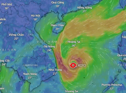 Bão số 15 tiến gần đất liền, biển động mạnh ngoài khơi Khánh Hòa