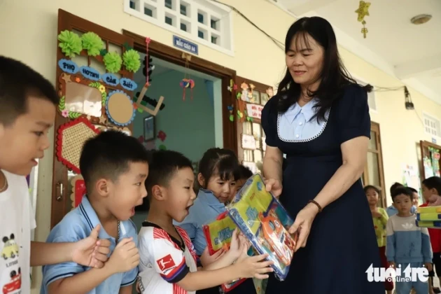 Học sinh mầm non vùng rốn lũ Hòa Thịnh rộn ràng trở lại trường với cặp sách, đồ chơi mới