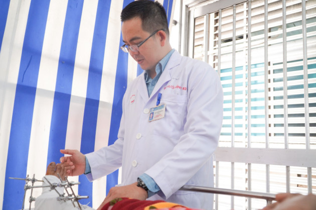 Phẫu thuật nối chi đứt lìa thành công cho hai bệnh nhân do tai nạn máy cắt cỏ