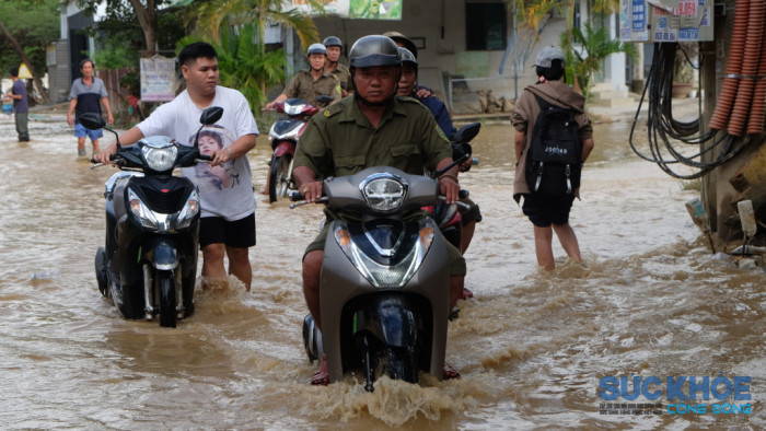 Khánh Hòa: Nhiều khu vực phường Tây Nha Trang tái ngập, người dân tiếp tục chạy lũ