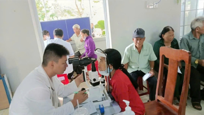 Bệnh viện Việt Mỹ Phú Yên phẫu thuật mắt miễn phí cho người dân vùng lũ lụt