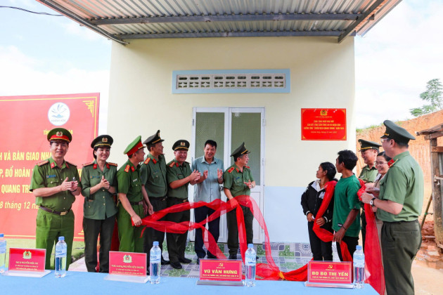 Công an Khánh Hòa khánh thành căn nhà đầu tiên trong “Chiến dịch Quang Trung”