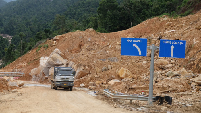 Khánh Hòa thông xe có điều kiện qua đèo Khánh Lê sau sạt lở