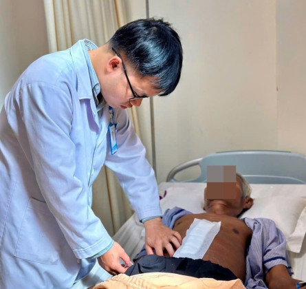 Thành công phẫu thuật nội soi cắt bán phần dưới dạ dày cho bệnh nhân Campuchia mắc nhiều bệnh nền nặng