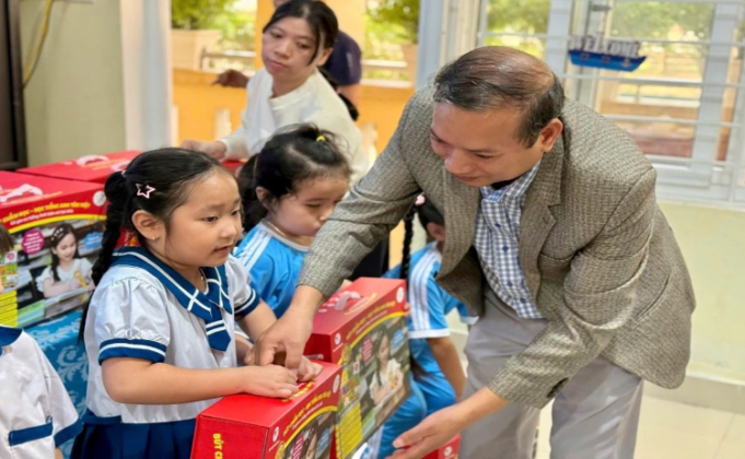 Huế trao tặng 100 bộ dụng cụ học tập bút chấm đọc học tiếng Anh cho trẻ em có hoàn cảnh khó khăn