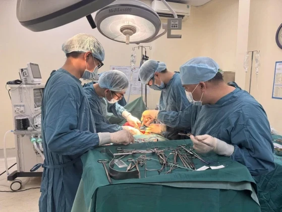 Hút thuốc lá suốt 30 năm, người đàn ông tại TP.Hồ Chí Minh tiểu ra máu tươi