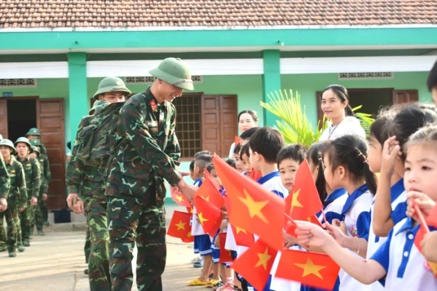 Người dân vùng tâm lũ Hòa Thịnh gác hết công việc chia tay bộ đội
