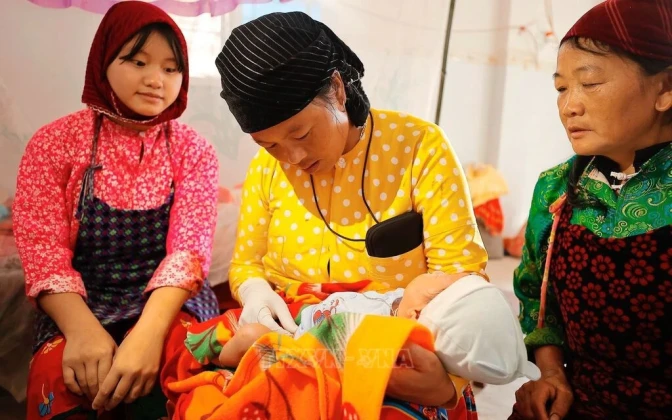 Bộ Y tế đề xuất tăng mức phụ cấp cho nhân viên y tế thôn, tổ dân phố và cô đỡ thôn, bản