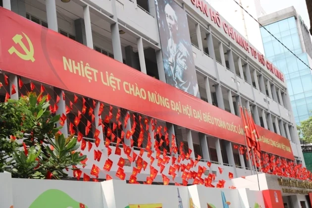 TP.HCM rực rỡ sắc cờ hoa hướng về Đại hội XIV của Đảng